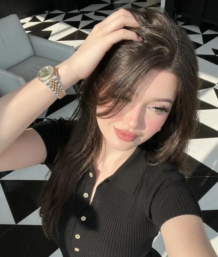 Ultra-realistic Lifestyle Smartphone Selfie 3