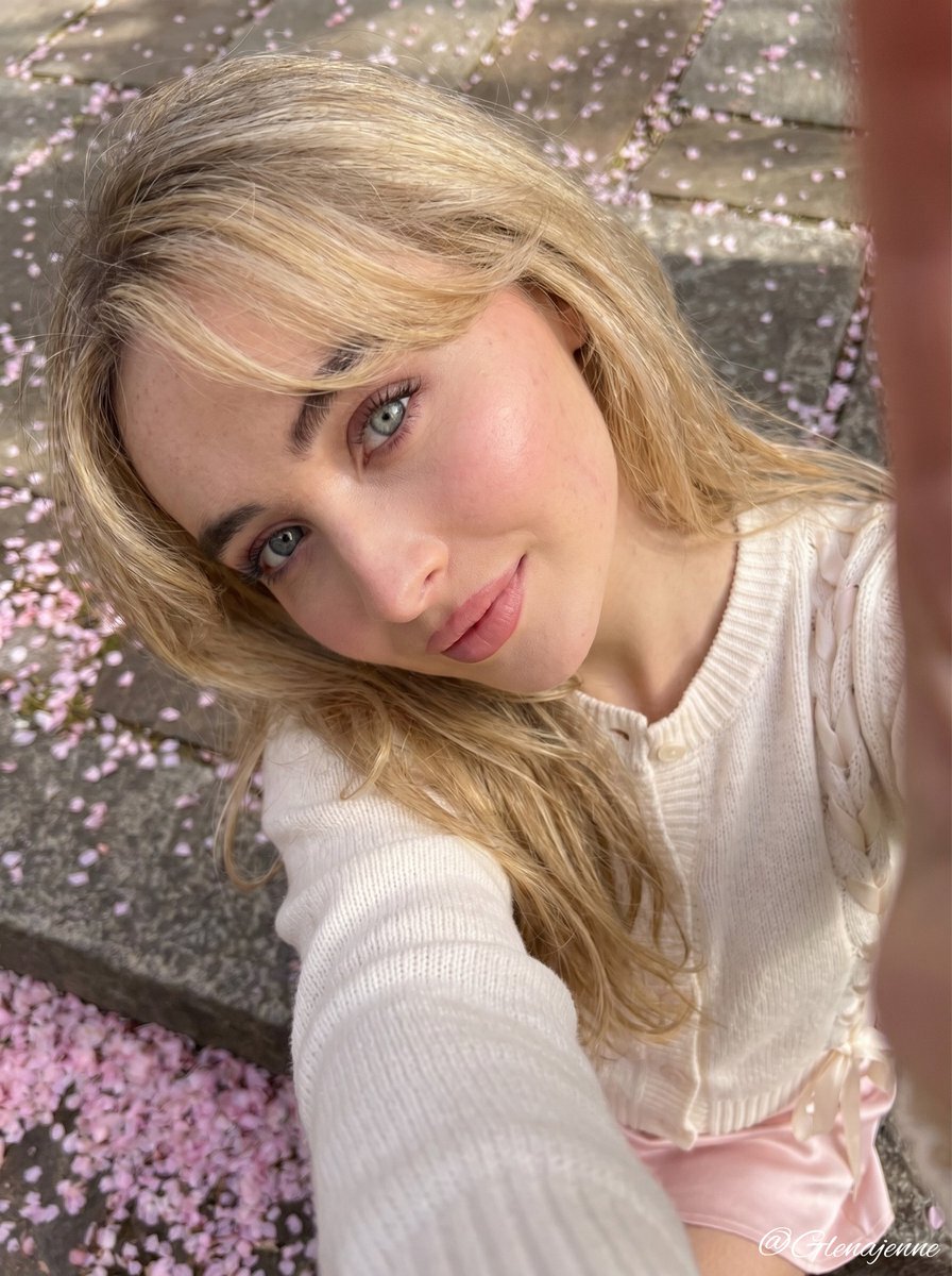 Sabrina Carpenter coquette aesthetic portrait 2