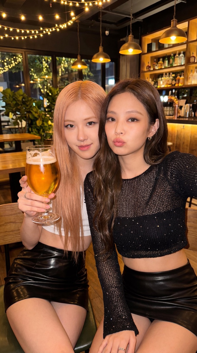 K-pop Idols Selfie in a Pub 2