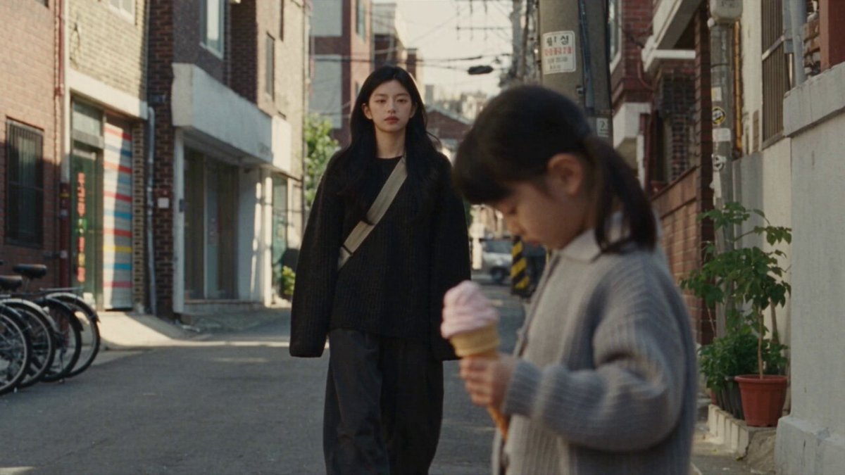 Seoul Shoelace Tying Scene