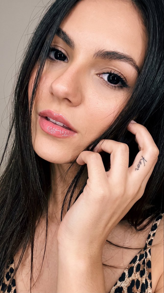 Realistic Close-up Portrait with Green Eyes 3