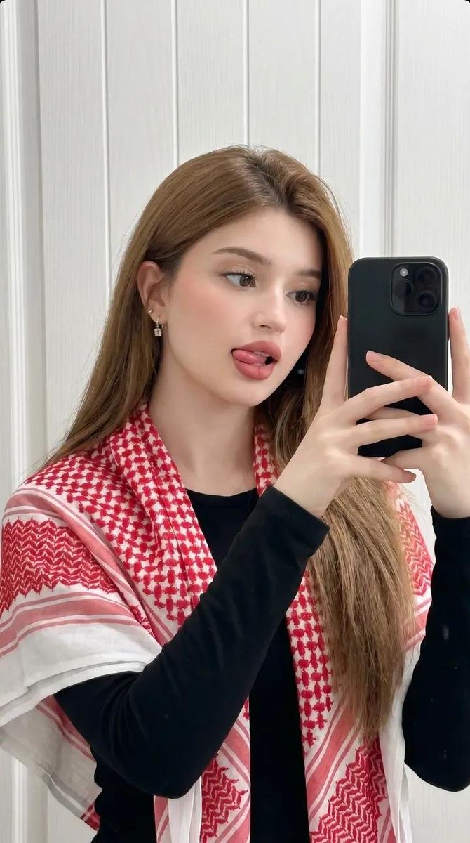 Lifestyle Smartphone Selfie with Keffiyeh 1