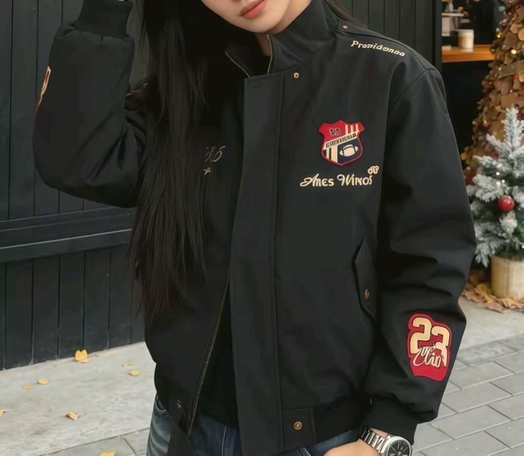 帮我生成图片：将人物调整为20岁中国男生，皮肤白皙，纯欲风短发，上身穿着黑色外套，下身搭配直筒牛仔裤，背景为艺术展厅，位于画面中间靠前位置，站在同款穿搭的水彩自